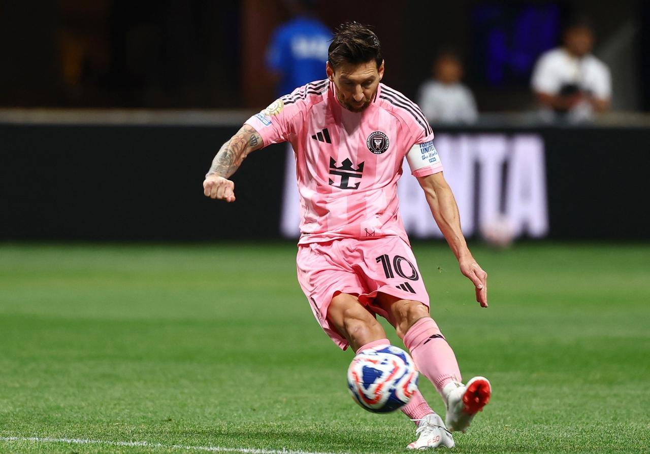 梅西重返赛场，爆冷首场状态出色，曼联观众沸腾！赛场气氛高涨的简单介绍-爱游戏下载