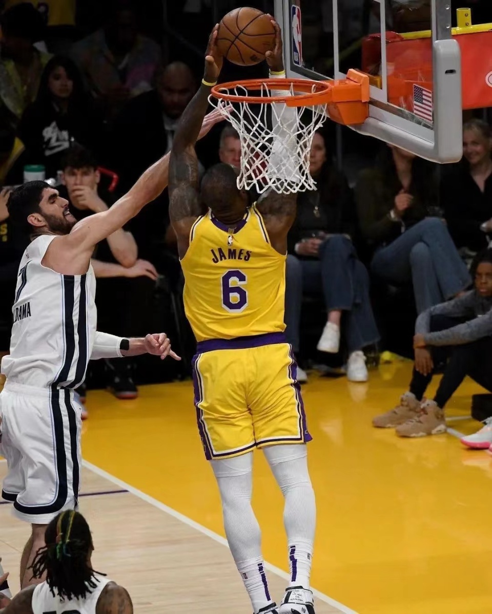 晋级下一阶段引爆全场！，詹姆斯意外战胜皇家马德里比赛高潮迭起(皇家马德里晋级四强)-爱游戏官网